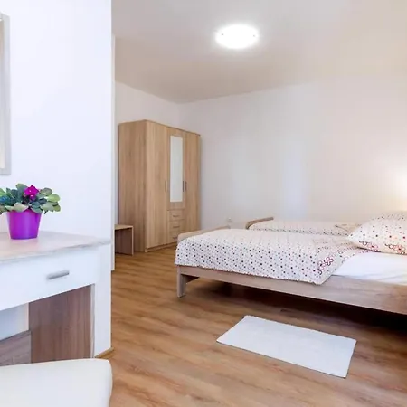Neue In Loborika Mit Grosser Terrasse Lägenhet